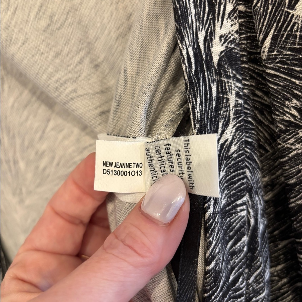Diane Von Furstenberg Black and White Patterned Silk Wrap Dress. Size 2 - Picture 5 of 6